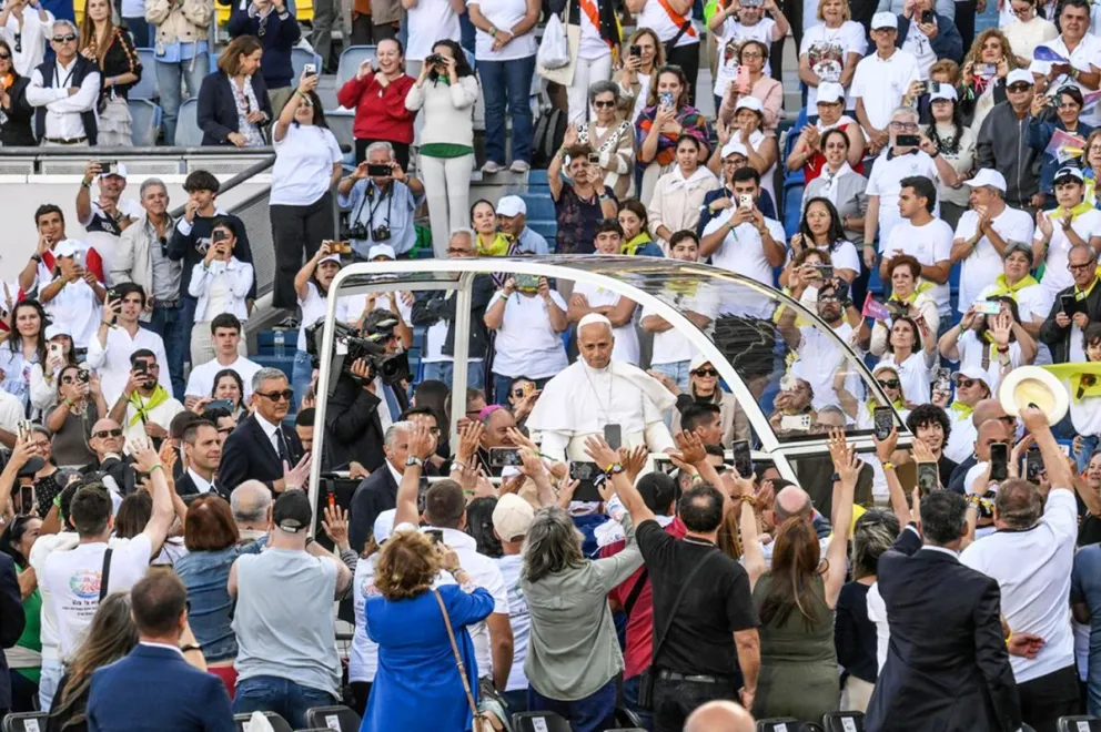 El Papa León XIV (C) llega en el papamóvil para celebrar misa en el Estadio de Gran Canaria, en Las Palmas, Canarias, España. Foto: EFE