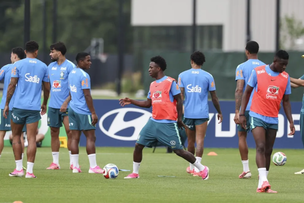 Jugadores de Brasil durante su entrenamiento. Foto: EFE.