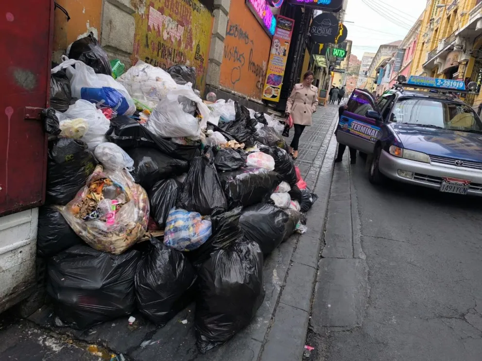 Acumulación de basura en las calles de La Paz Foto: Visión 360