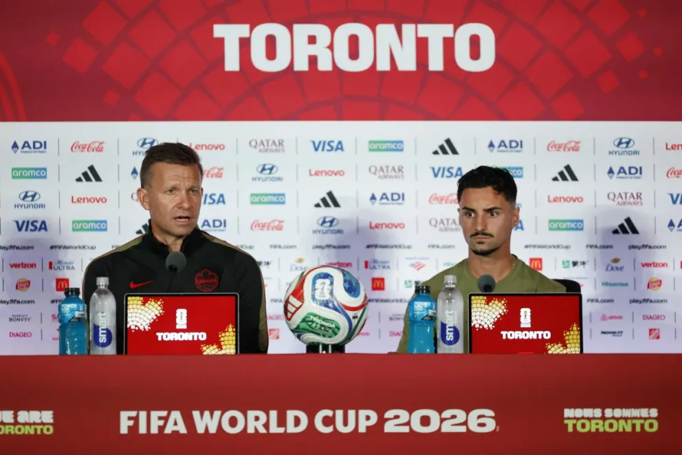 El seleccionador Marsch (izq.) y el jugador Eustáquio, en la conferencia. Foto: EFE.