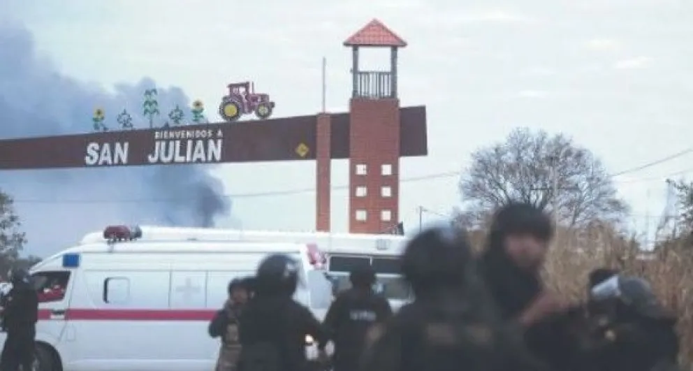 Los policías intentaron abrir el paso en San Julián, donde juntas vecinales reforzaron la medida. Foto: APG