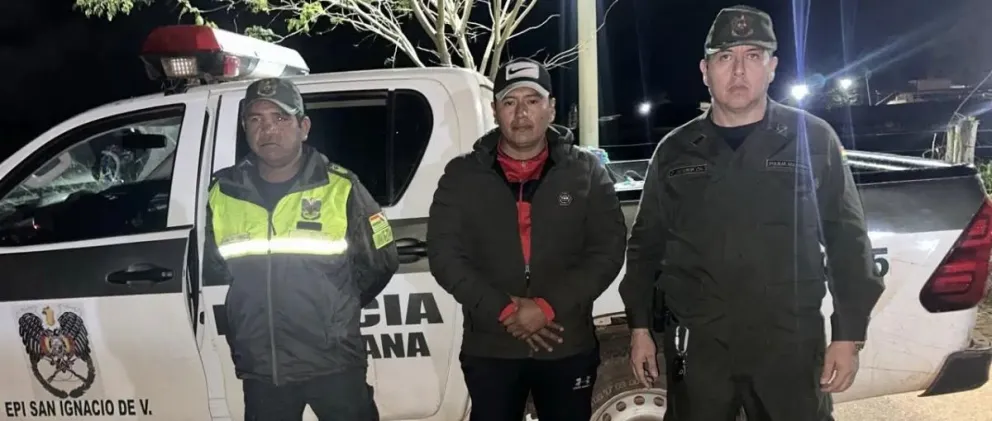 Dos policías acompañan al militar puesto en libertad por sus captores. Foto tomada de la cuenta en Facebook del ministro de Defensa, Ernesto Justiniano