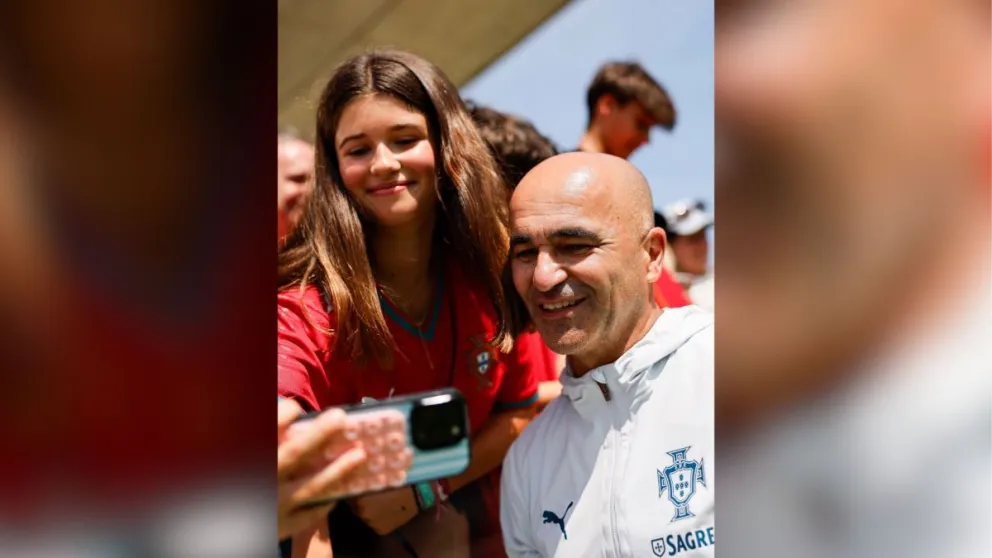 Martínez se saca una fotografía con una hincha previo a un entrenamiento. Foto: Selección de Portugal.