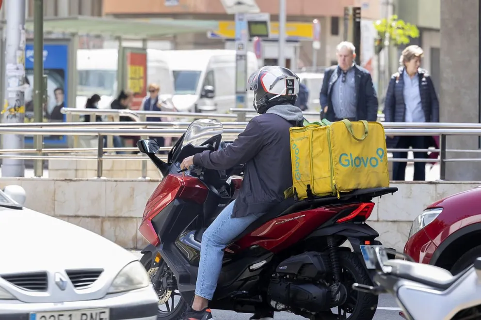 Imagen de archivo de un repartidor de Glovo en Las Palmas de Gran Canaria. Foto: EFE