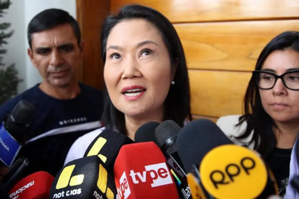 La candidata derechista a la Presidencia de Perú, Keiko Fujimori, habla a la prensa en Lima (Perú). Foto: EFE