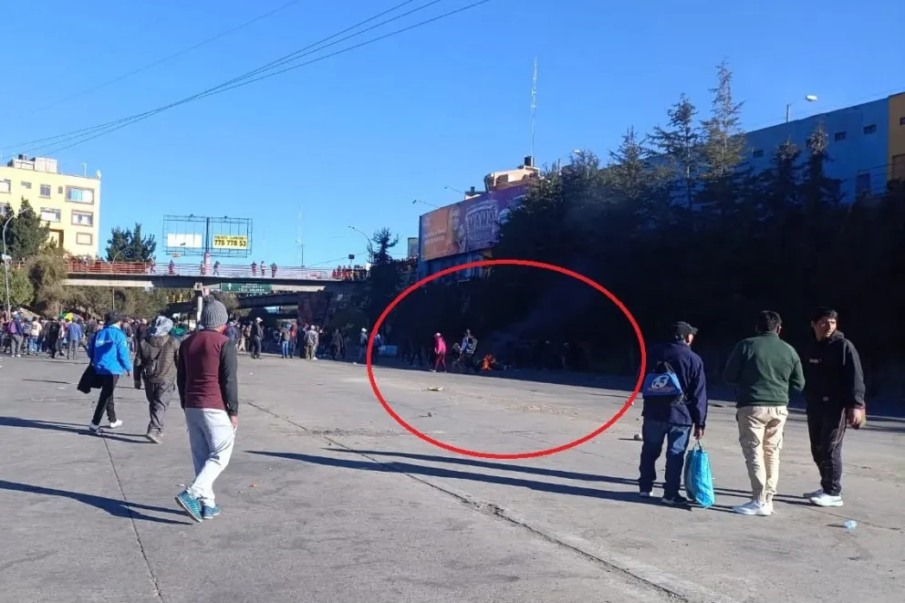 Al fondo la motocicleta quemada y el numeroso grupo de personas que después atacó al periodista Grover Yapura. Foto tomada de la cuenta en Facebook del periodista Grover Yapura