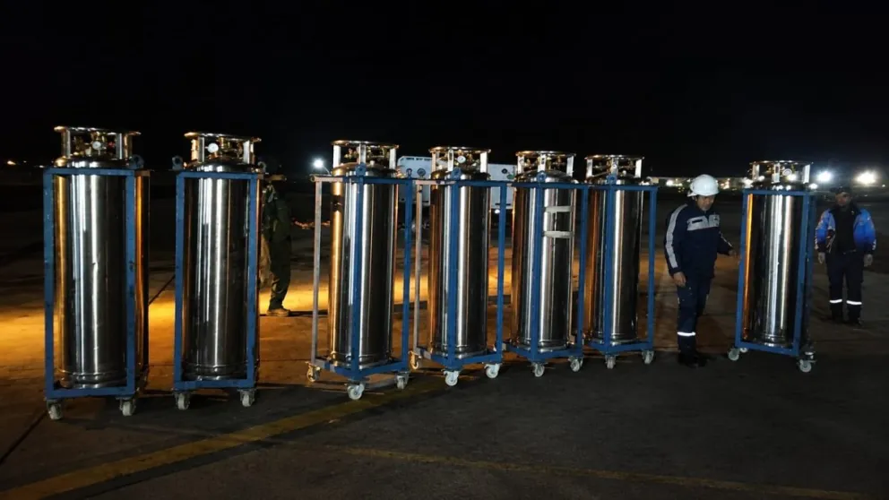 Cilindros de oxígeno descargados en el aeropuerto de El Alto. Foto: Ministerio de Salud