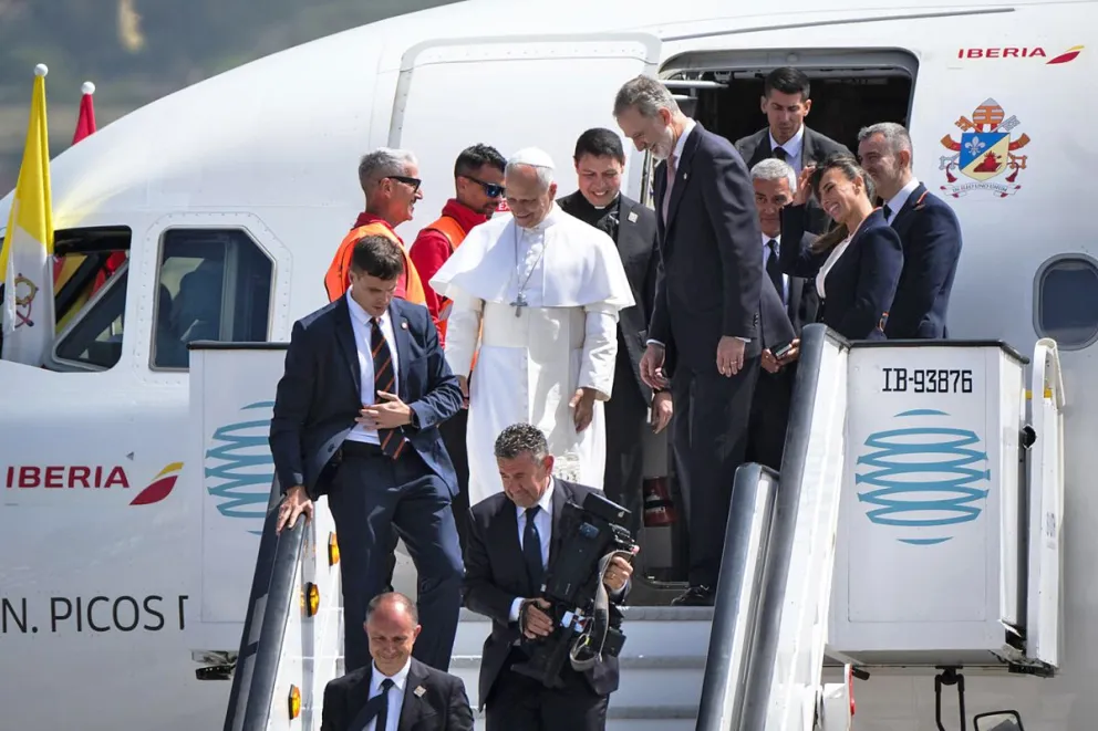 El papa León XIV y el rey Felipe VI descienden del avión que debería trasladar al pontífice a Roma tras su viaje ed siete días a España. Foto: EFE