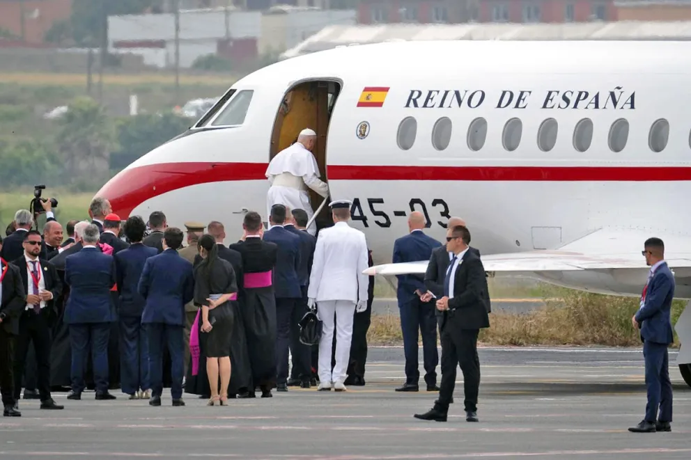  El papa León XIV sube al Falcon cedido por el rey Felipe VI que llevará al pontífice de regreso a Roma, tras la avería que ha sufrido el avión de Iberia que lo iba a trasladar. Foto: EFE