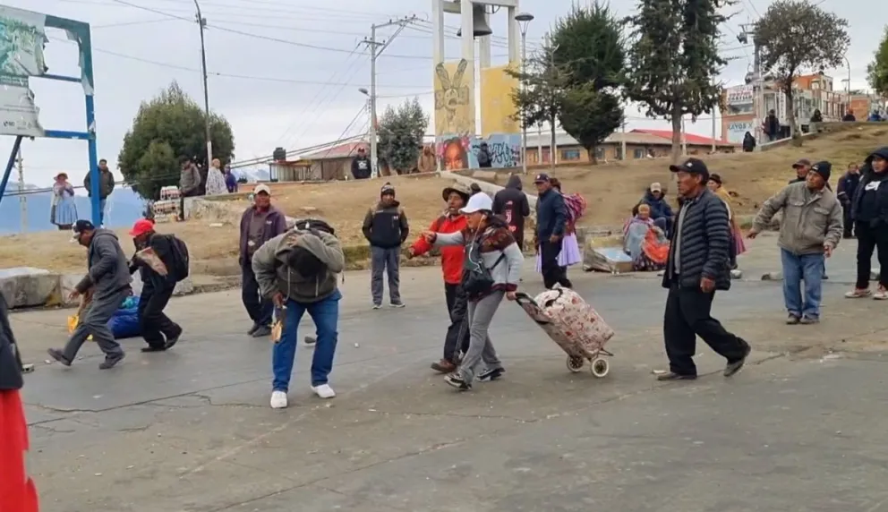 Una de las agresiones por parte de bloqueadores a personas que no apoyan los bloqueos. Foto: RTP/Facebook