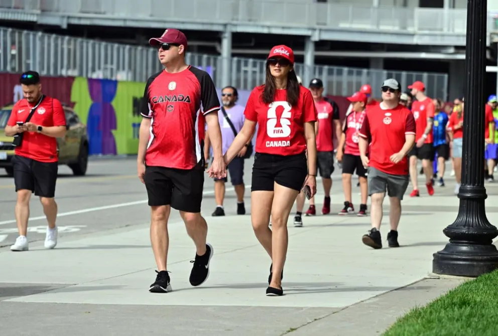 Aficionados de Canadá llegan al estadio de Toronto para asistir al partido entre su selección y Bosnia y Herzegovina. Foto: EFE.