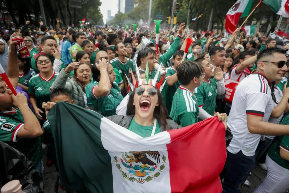 Aficionados de México celebran el triunfo sobre Sudáfrica en el juego inaugural de la Copa. Foto: EFE.
