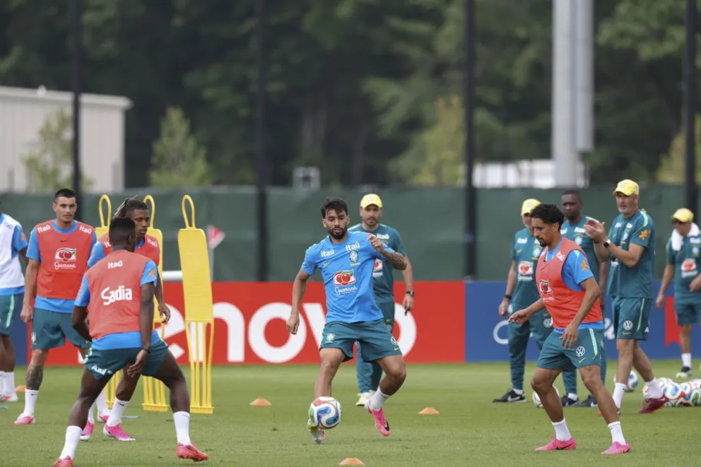 El plantel brasileño en pleno trabajo. Foto: EFE.