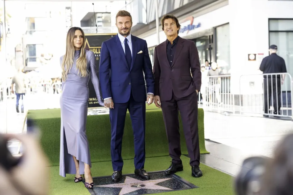 David Beckham (centro) con su esposa Victoria Beckham y el actor Tom Cruise. Foto: EFE.