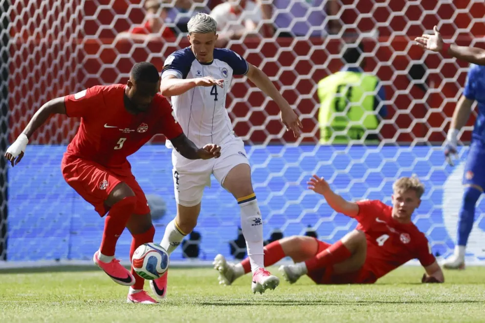 Incidencia entre Canadá (de rojo) y Bosnia en Toronto. Foto: EFE.