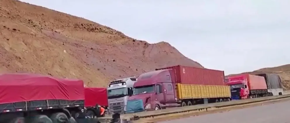 Transportistas atrapados en las carreteras del país. Foto: Unitel