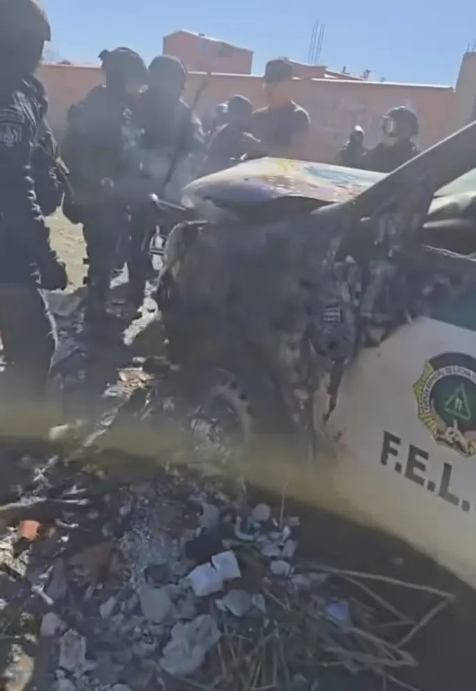Quema de un vehículo oficial de la Fuerza Especial de Lucha Contra la Violencia (FELCV).