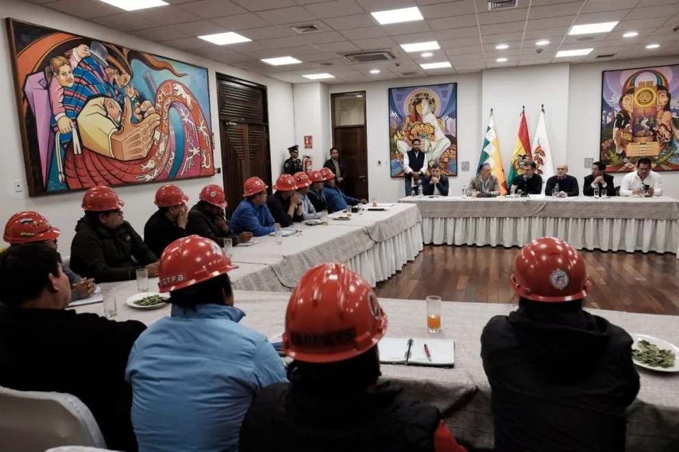 La reunión entre el presidente Rodrigo Paz y representantes de la Confederación General de Trabajadores Fabriles de Bolivia. Foto: Oficina del Presidente