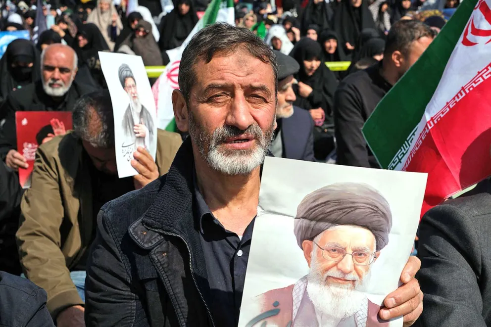 Iraníes recuerdan al difunto líder supremo de Irán Alí Jameneí. Foto: EFE