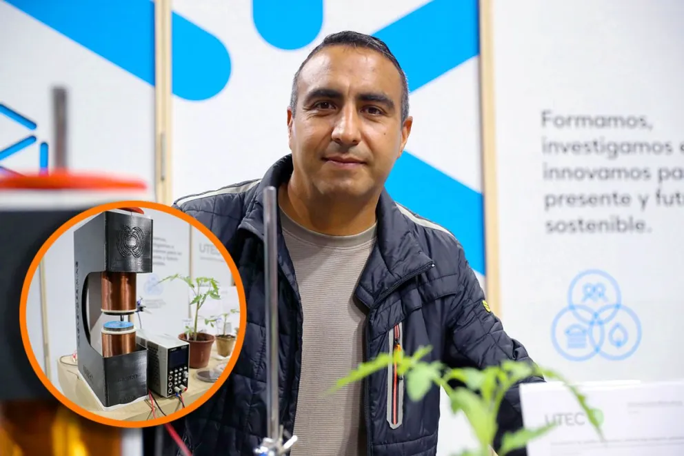 El investigador posdoctoral de Colombia, Hernando Jiménez, muestra el sistema de magnetoestimulación vegetal. Foto: EFE