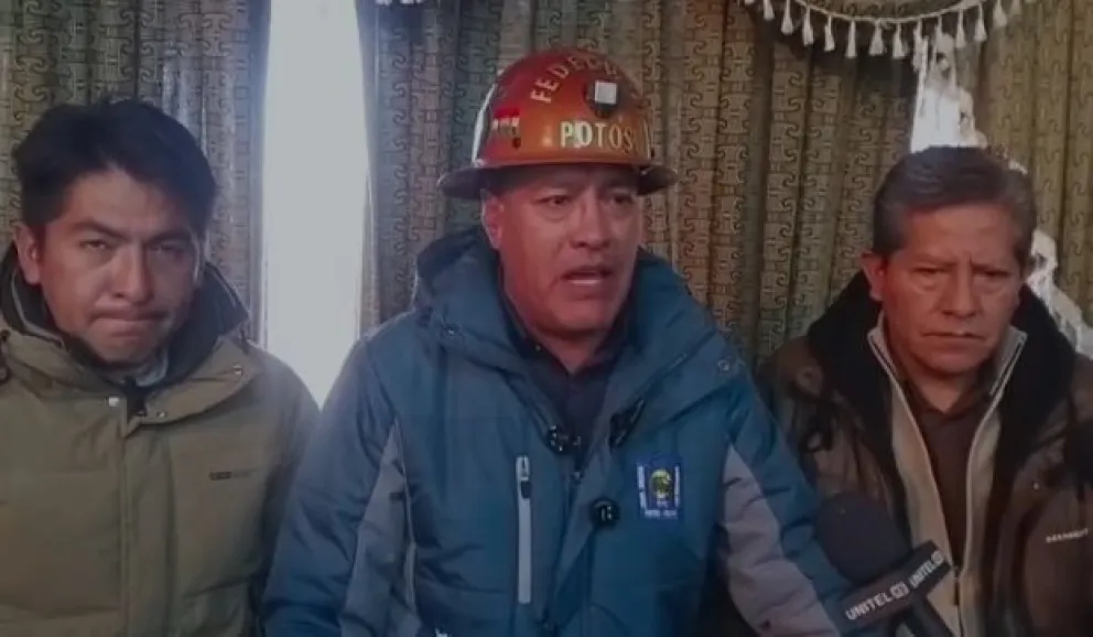 El ejecutivo de Fedecomin junto a otros representantes. Foto: Captura de video 