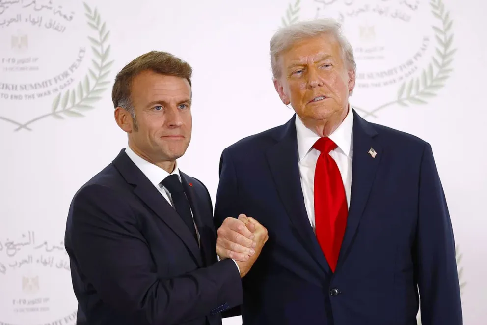 El presidente francés, Emmanuel Macron (izq.), y el presidente de EE.UU., Donald Trump (der.), se dan la mano en la Cumbre de Paz de Gaza en Sharm El-Sheikh, Egipto. Foto: EFE