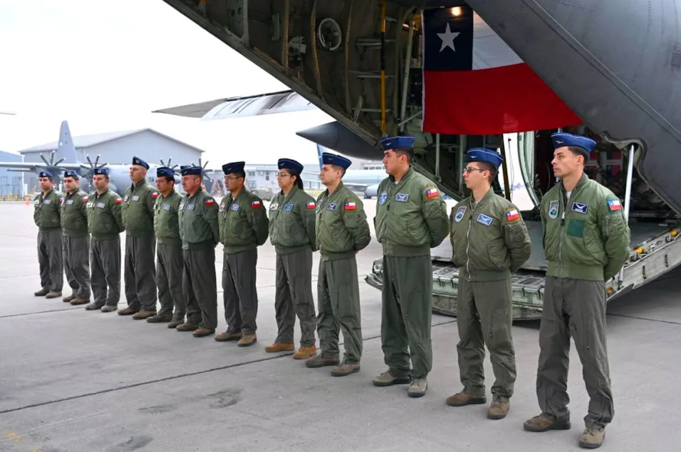 Iintegrantes de la Fuerza Aérea de Chile formando antes de llevar ayuda humanitaria para Bolivia en el Grupo de Aviación N° 10, en Santiago (Chile). Foto: Ministerio de Relaciones Exteriores/EFE