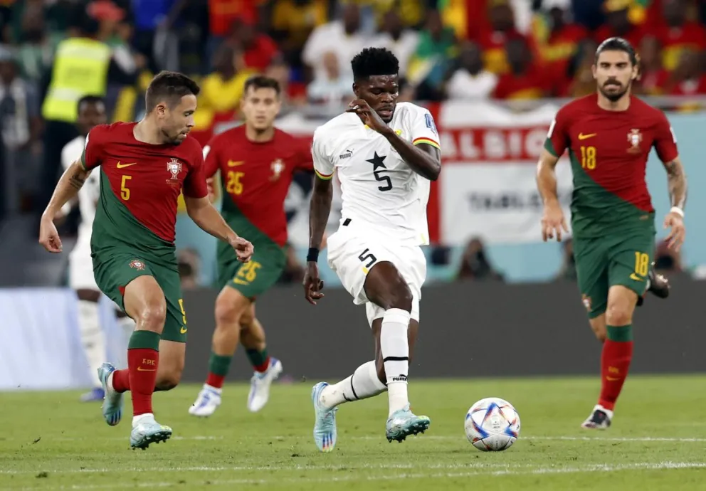El portugués Raphael Guerreiro y Thomas Partey, de Ghana, en foto de archivo. Foto: EFE
