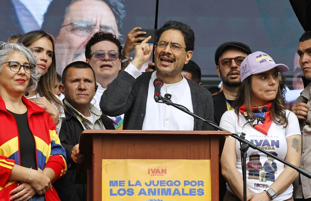 El candidato de izquierda a la Presidencia de Colombia, Iván Cepeda (c-d), durante un acto proselitista, en Bogotá (Colombia). Foto: EFE