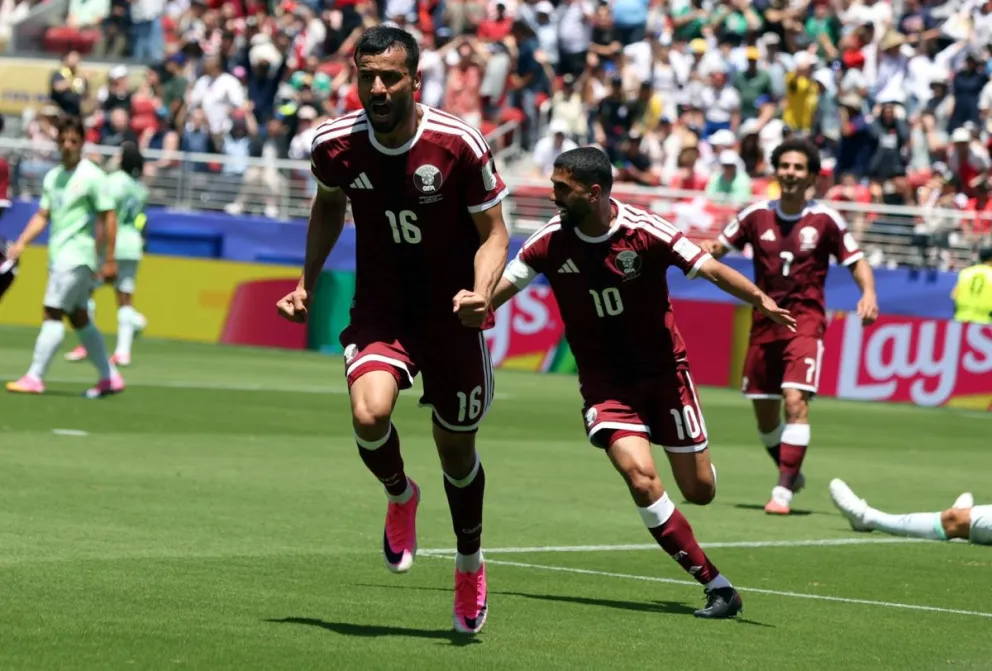 Boualem Khoukhi anotó el gol más importante de los cataríes en su historia en los mundiales. Foto. EFE