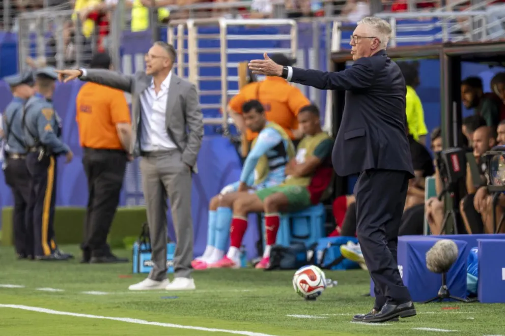 El seleccionador de Brasil, Carlo Ancelotti (d), durante el partido ante Marruecos. Foto. EFE