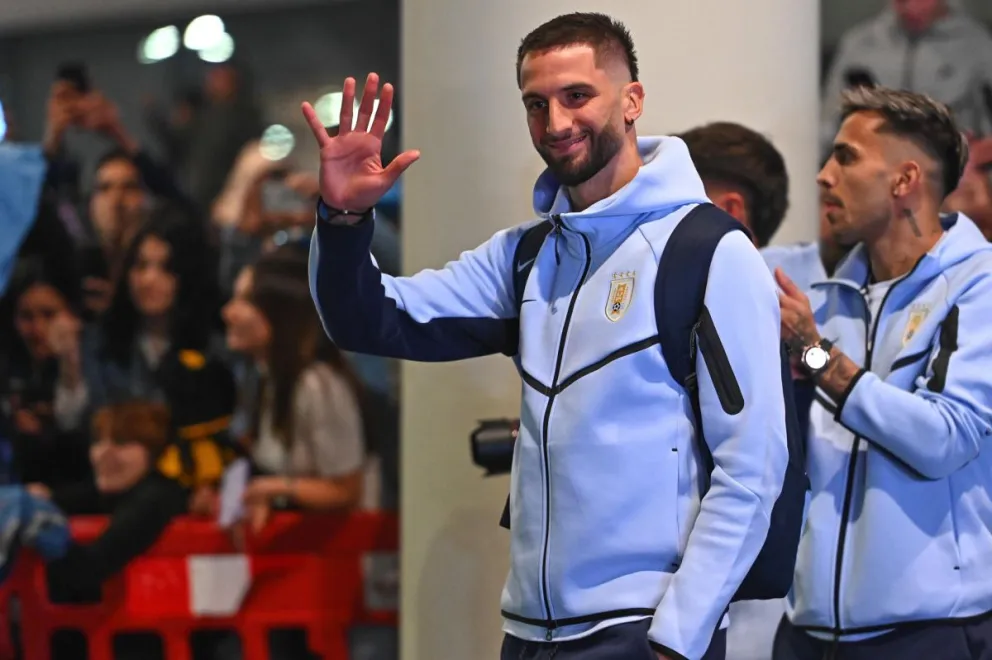 Rodrigo Bentancur, de Uruguay, saluda a los hinchas charrúas. Foto: EFE