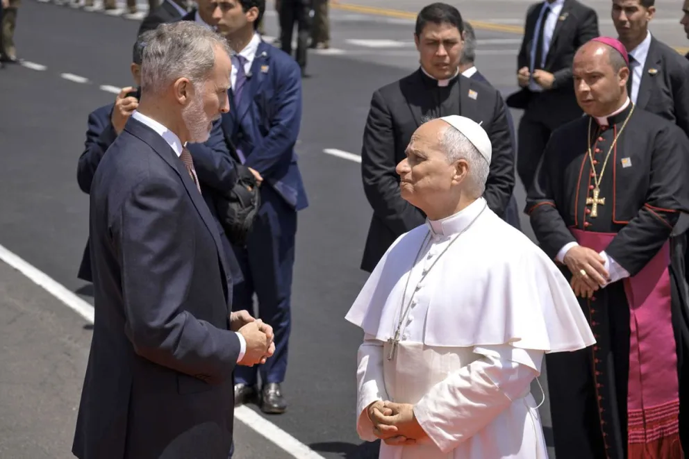 El rey Felipe VI y el papa León XIV este 12 de junio en el aeropuerto Tenerife Norte. Foto: EFE