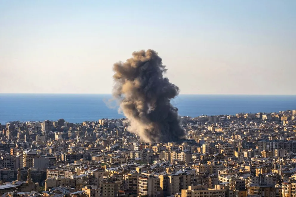 Una columna de humo se eleva tras ataques israelíes en el suburbio sur de Dahye en Beirut en una imagen reciente. Foto: EFE