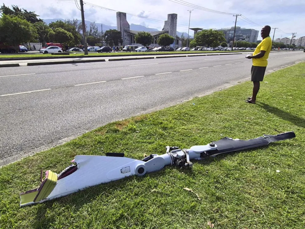 En la foto se observa un fragmento de uno de los dos helicópteros que colisionaron este domingo en el aire, en el barrio Recreio dos Bandeirantes, en Río de Janeiro. Foto: EFE