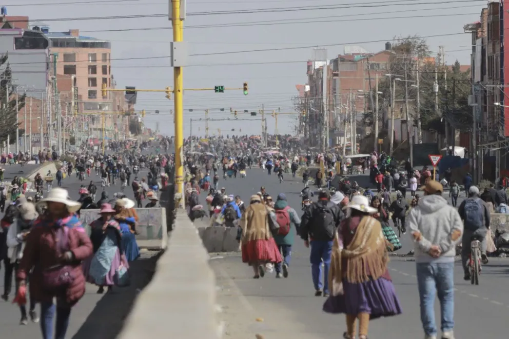 La gente se ve obligada a caminar ante los bloqueos. Foto: APG 