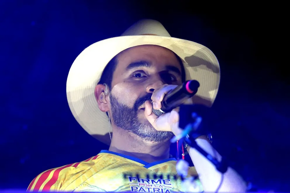 El candidato ultraderechista Abelardo de la Espriella habla en el cierre de su campaña en Buga (Colombia). Foto: EFE
