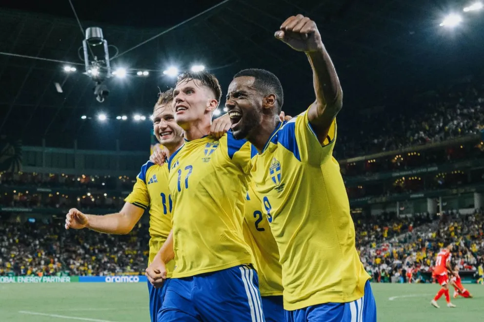 Jugadores de Suecia celebran el tercer gol convertido por Viktor Gyökeres (centro). Crédito: Svensk Fotboll