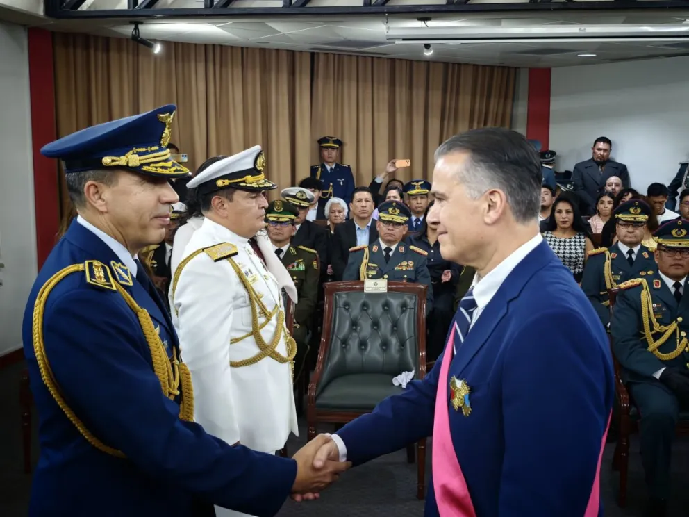 El ministro de Defensa, Ernesto Justiniano, en la imposición de grado al comandante de la FAB, Sergio Lora. Foto: Ministerio de Defensa 