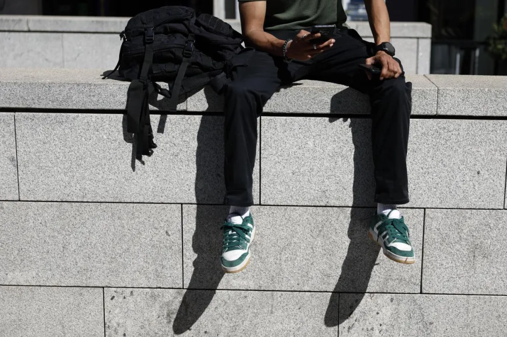Un joven chatea a través de su teléfono móvil en una imagen de archivo. Foto: EFE