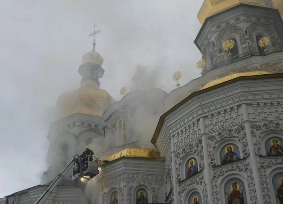 Rescatistas ucranianos trabajan en la Catedral de la Dormición en Kiev, tras ser alcanzada por un nuevo ataque masivo ruso, el 15 de junio de 2026. Foto: EFE 