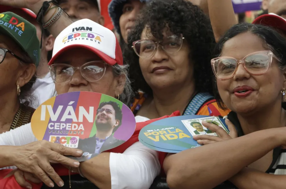 Seguidores del candidato de izquierda a la Presidencia de Colombia, Iván Cepeda, asisten al cierre de su campaña este domingo en Soledad (Colombia). Foto: EFE