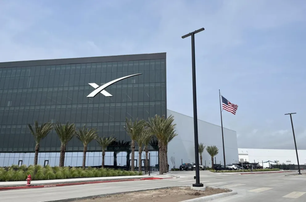 el edificio de la empresa aeroespecial SpaceX en Starbase, Brownsville (Estados Unidos). Foto: EFE