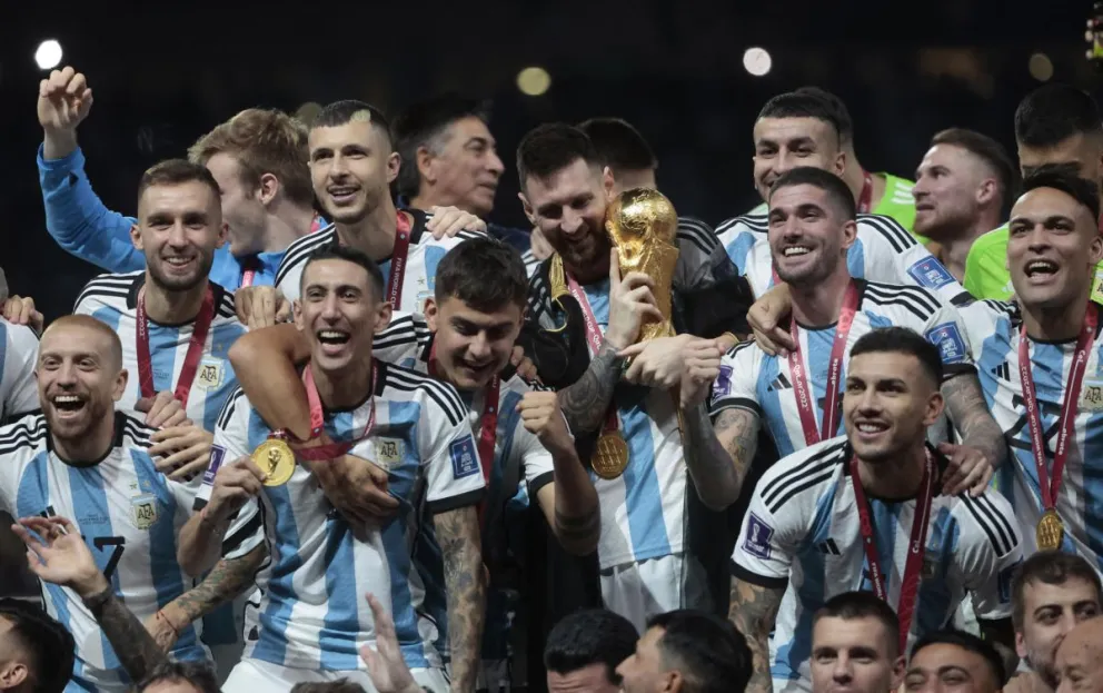 El combinado argentino con su trofeo de campeón del mundo en Catar 2022. Foto: EFE.