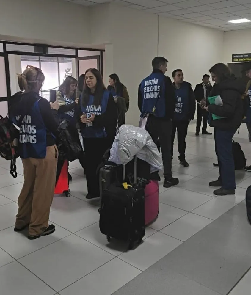 El grupo de la "misión de Argentina" de derechos humanos fue retenido en el aeropuerto de El Alto. Foto: RKC