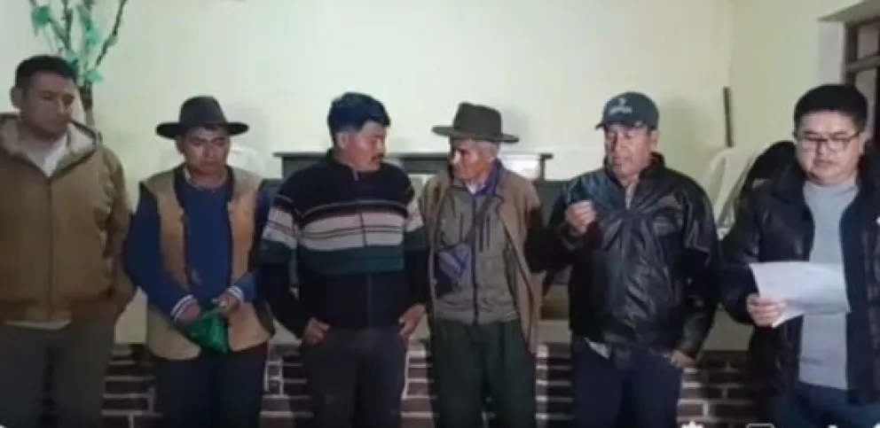 Los firmantes del acuerdo que suspende los bloqueos en Aiquile. Foto: Captura de imagen