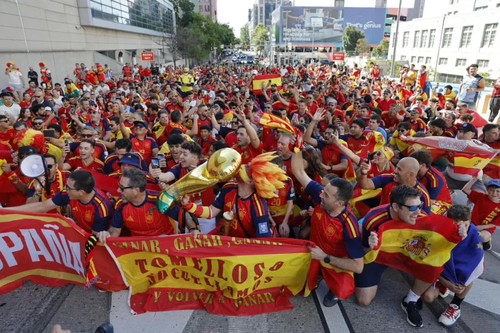 Cientos de hinchas españoles se dirigen al Atlanta Stadium. Foto: EFE.