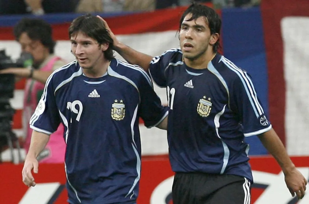 Carlos Tevez (der.) felicita a Lionel Messi después de marcar el sexto gol de su equipo ante Serbia y Montenegro. Foto: EFE