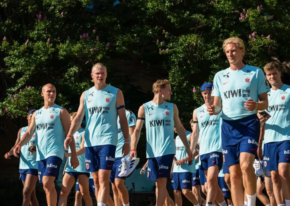Haaland (segundo desde la izquierda) previó a una práctica con su selección. Foto: Selección de Noruega.