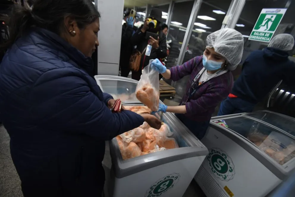 Una mujer compra pollo en Emapa este lunes. Foto: APG 